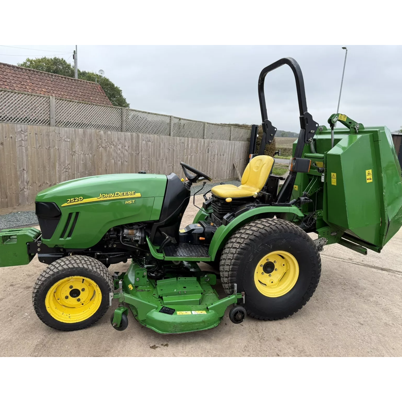 JOHN DEERE 2520 25HP COMPACT DIESEL 4WD TRACTOR WITH LAWN MOWER DECK & COLLECTOR